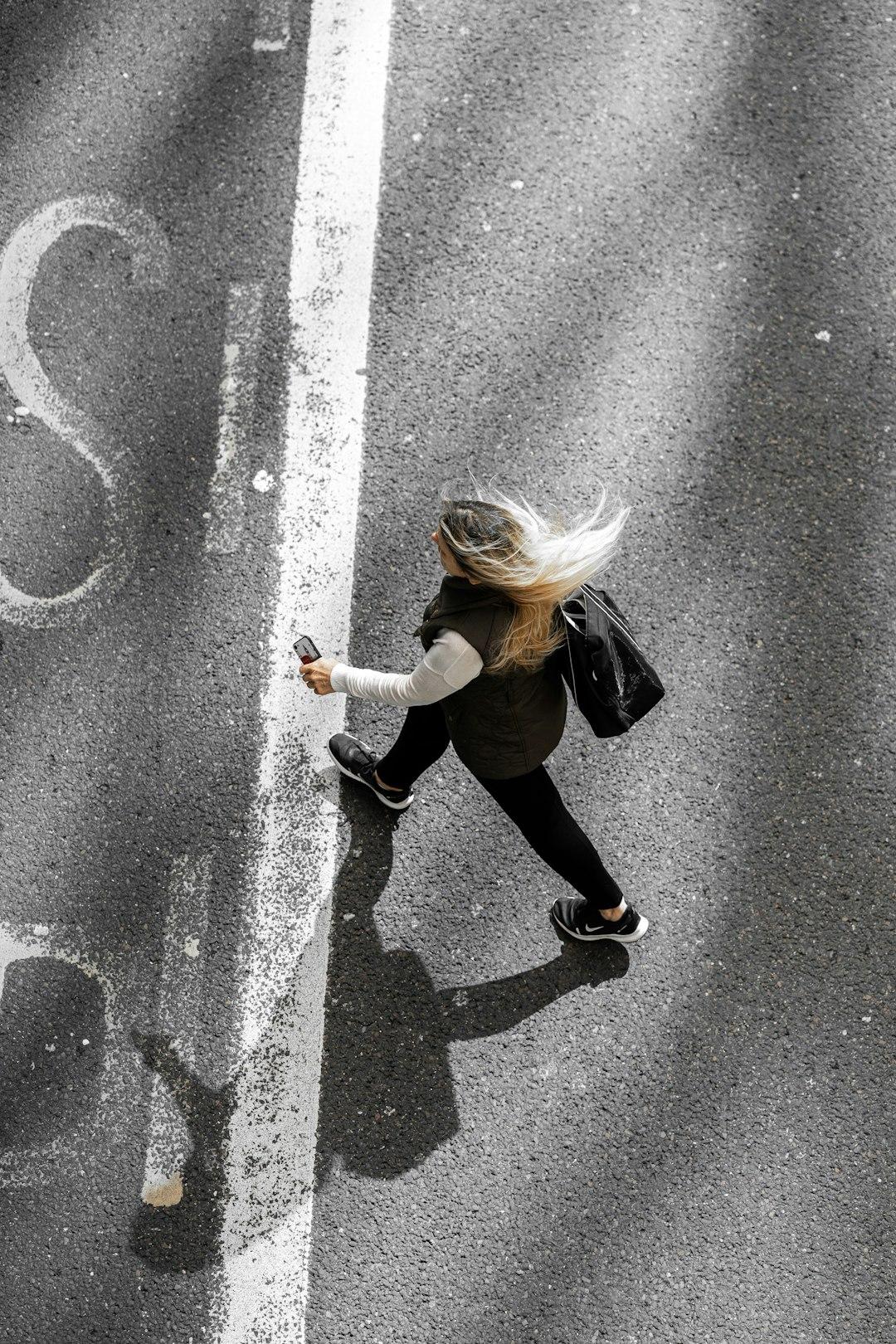 Adulte actif marchant à l’extérieur entre deux périodes de travail, illustrant l’importance du mouvement quotidien pour contrer la sédentarité