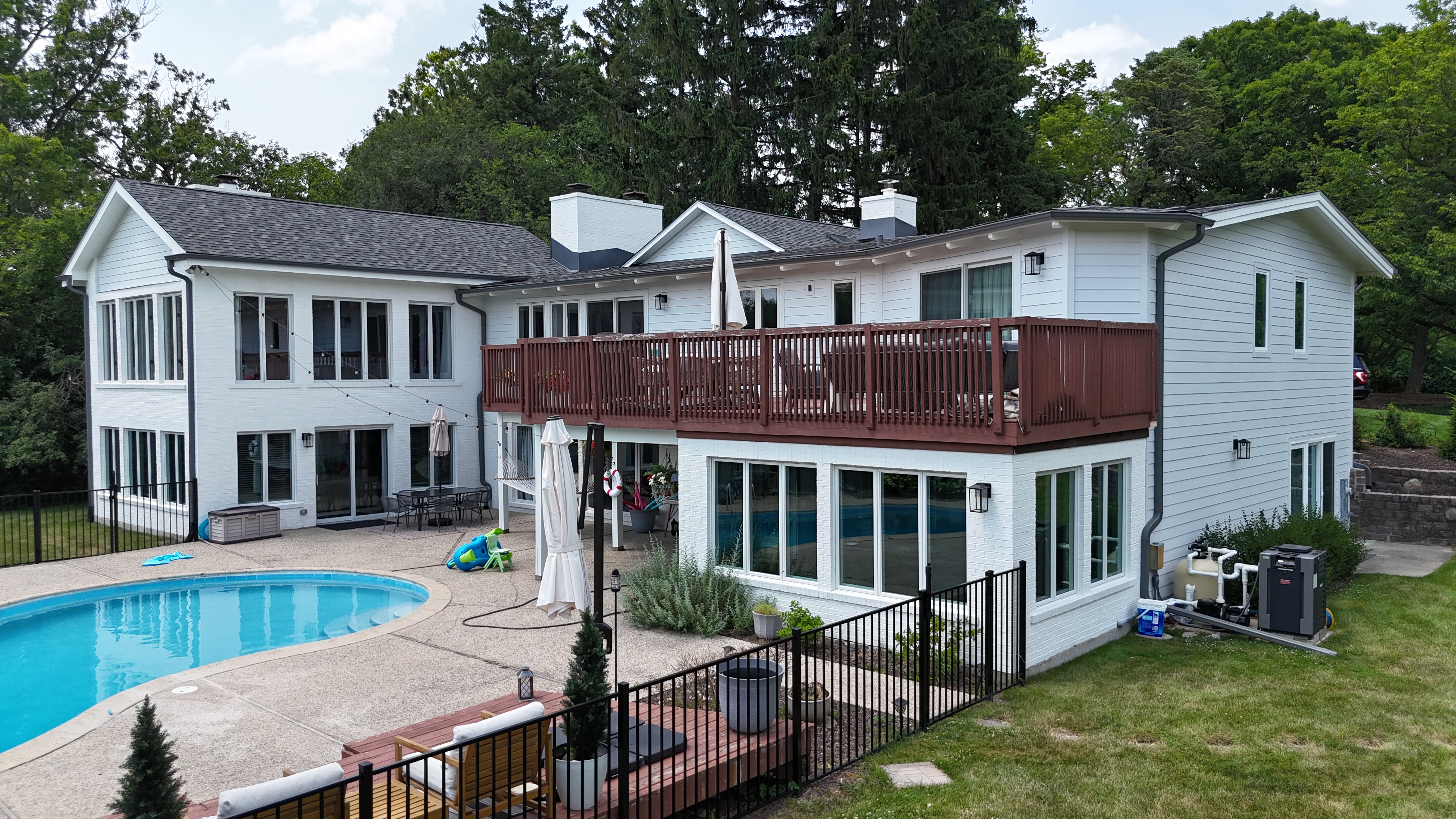 Arctic White James Hardie siding and trim installed on a home in Bannockburn, IL by Northwind Exteriors