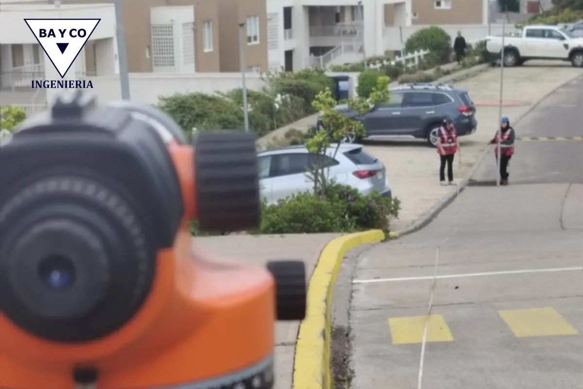 Cuando el agua lluvia empieza a socavar una ladera, iniciamos el diseño de mejoras para un condominio