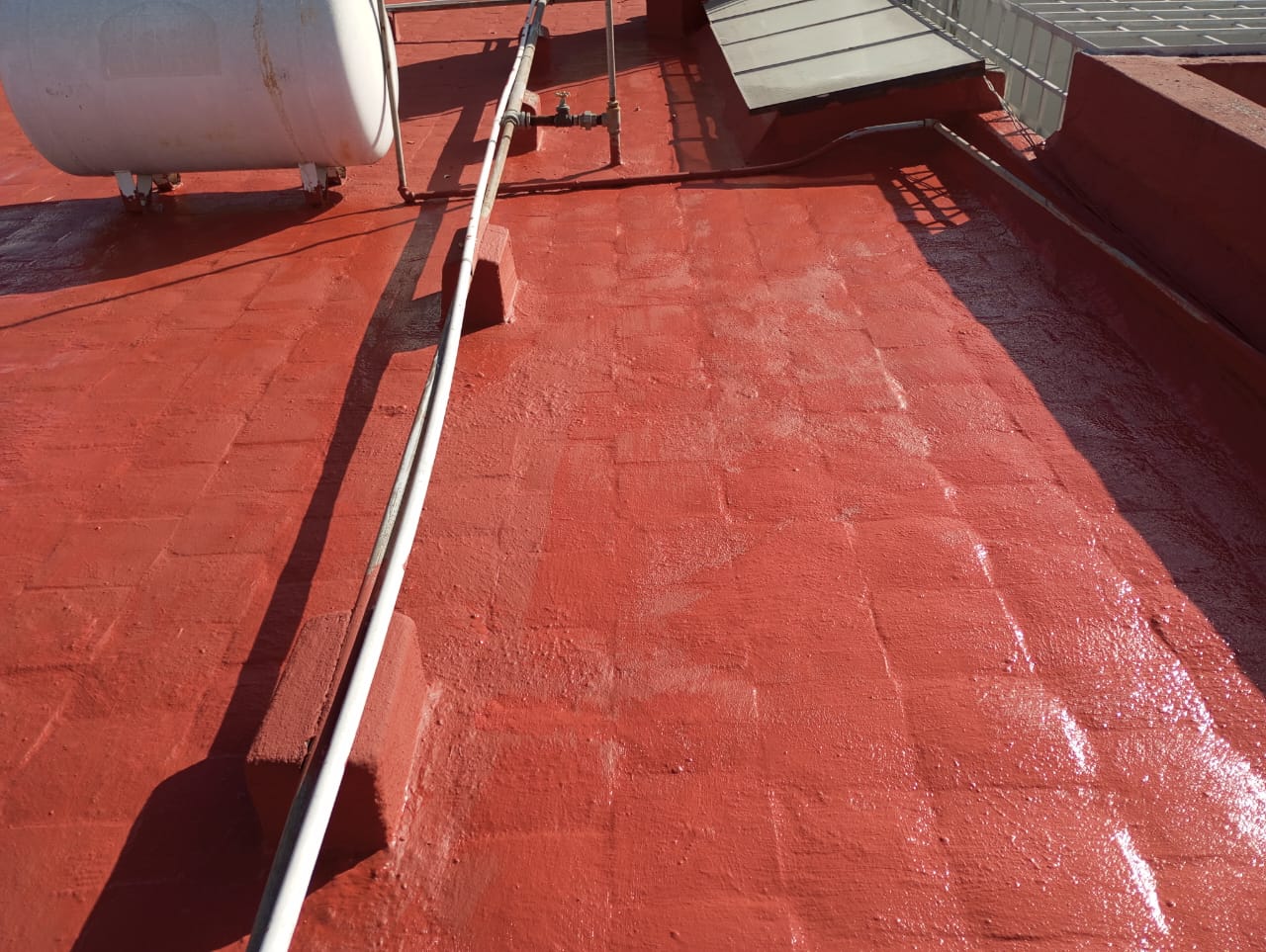 Fachada de casa familiar en Guadalajara, pintura exterior color terracota, jardín bien cuidado, cielo despejado, estilo realista, sin personas, detalles arquitectónicos resaltados, composición simétrica, ambiente soleado, sensación de bienvenida y protección