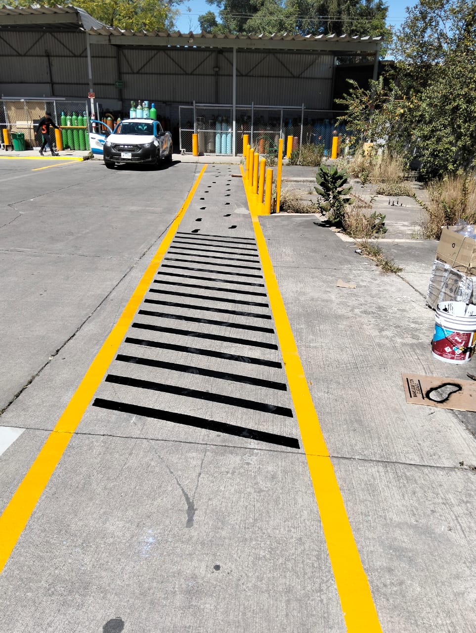 Detalle de moldura blanca recién pintada en puerta de madera, luz cálida, enfoque en textura y precisión, fondo desenfocado, sin personas, estilo macro, ambiente interior elegante, composición vertical, sensación de limpieza y cuidado artesanal
