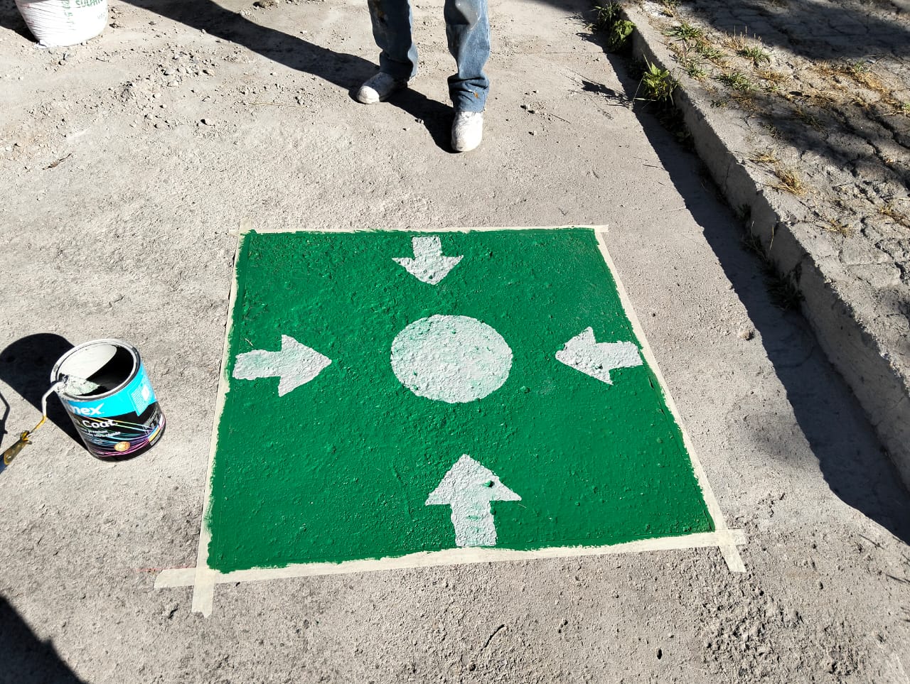 Mesa de trabajo con muestras de pintura, catálogo de colores abierto, bloc de notas, bolígrafo, luz natural, ambiente ordenado, sin personas, estilo realista, composición horizontal, fondo neutro, sensación de planificación y creatividad