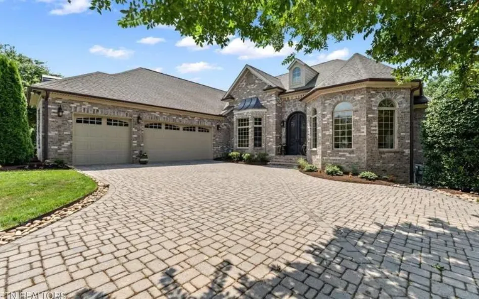 West Palm Beach Concrete Pros builds driveways.