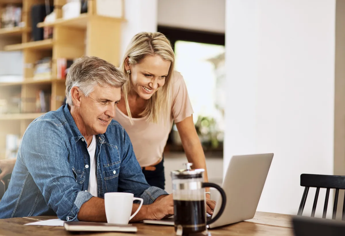 retired couple selecting insurance