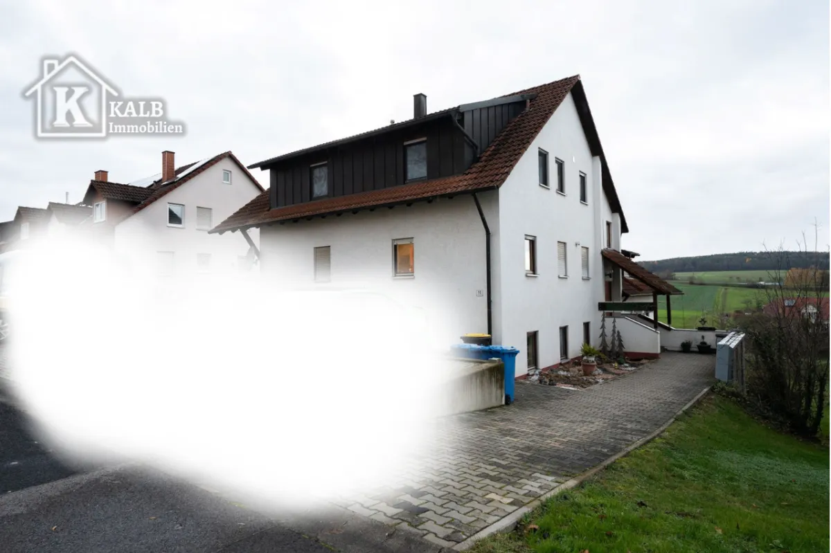 Moderne Wohnung im gepflegten Mehrfamilienhaus mit Satteldach, 2 Etagen, helle Putzfassade, ruhige Siedlungsstraße, natürliche Beleuchtung, realistischer S