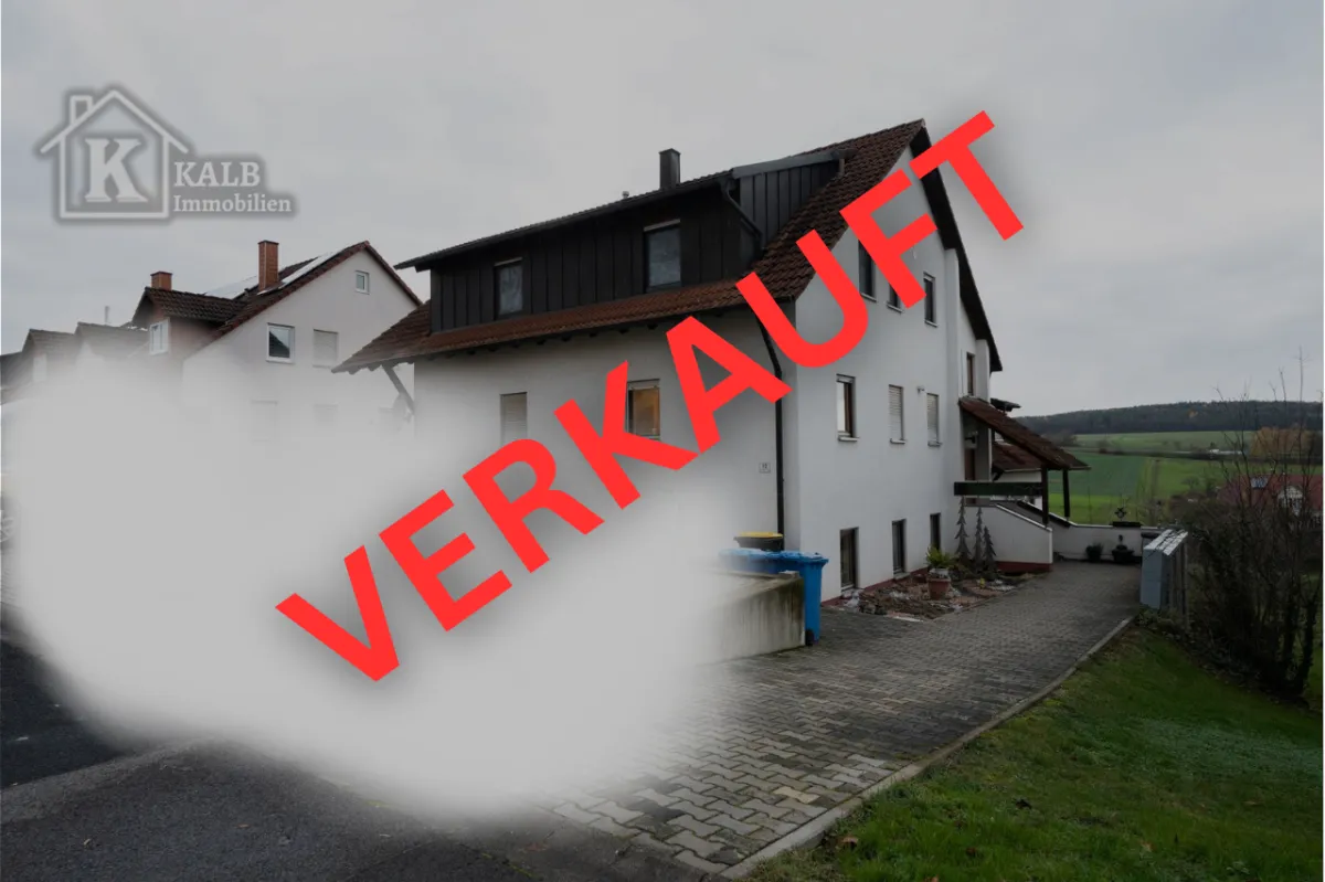 Moderne Wohnung im gepflegten Mehrfamilienhaus mit Satteldach, 2 Etagen, helle Putzfassade, ruhige Siedlungsstraße, natürliche Beleuchtung, realistischer S