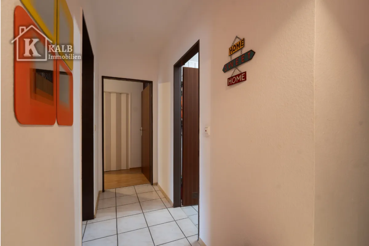 Gefliester Flur der 3-Zimmer-Eigentumswohnung in Niederwerrn mit Zugang zu den Wohnräumen
