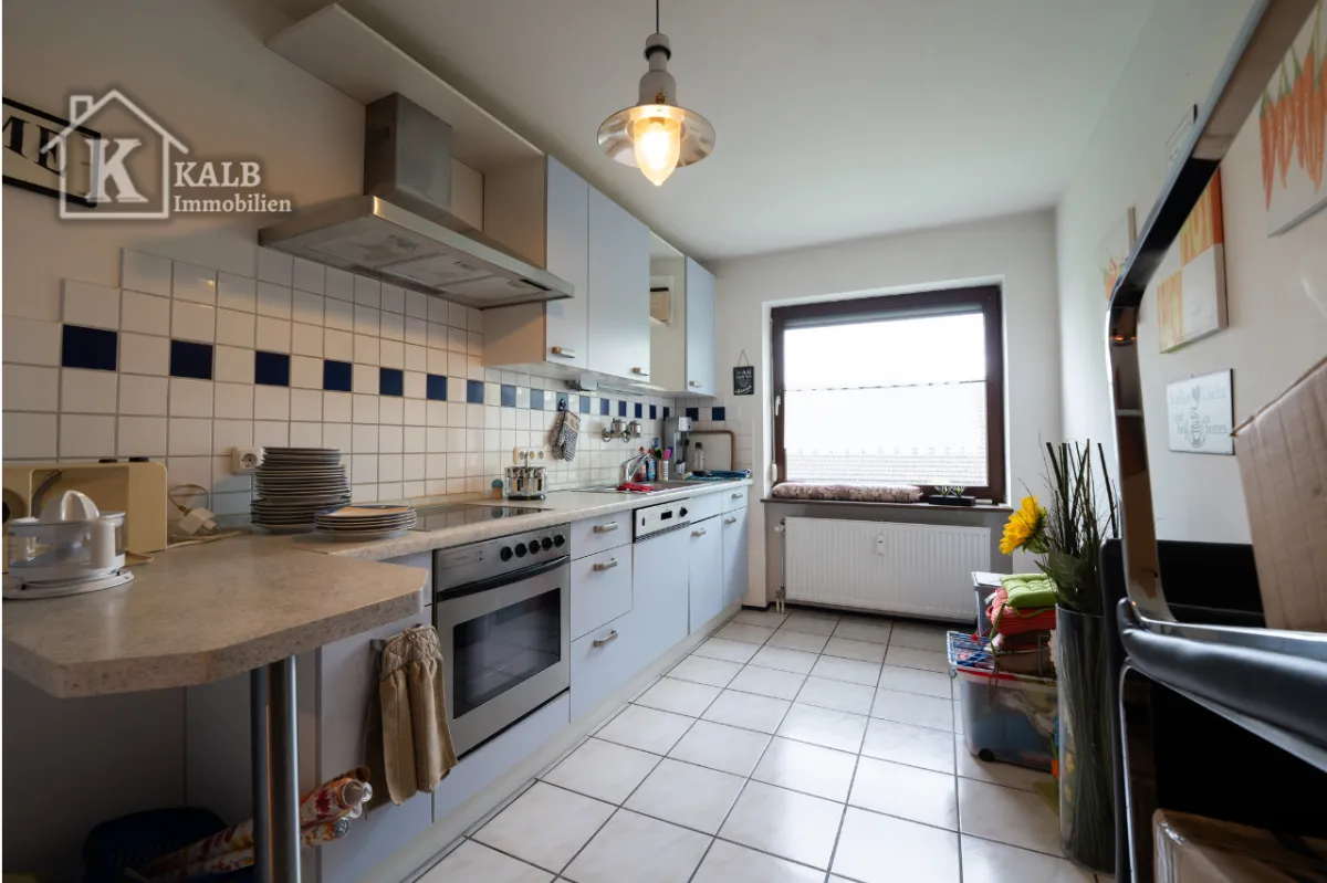 Einbauküche der 3-Zimmer-Wohnung in Niederwerrn mit Backofen und Geschirrspüler