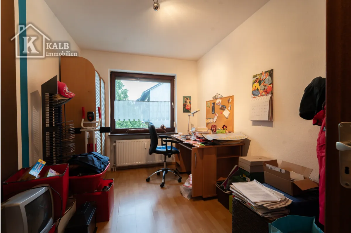 Arbeits- oder Kinderzimmer der 3-Zimmer-Wohnung in Niederwerrn mit Fenster und Laminatboden