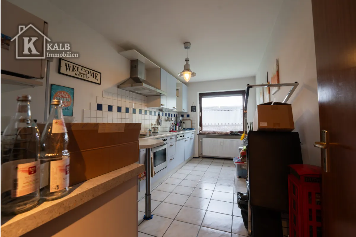 Geräumige Einbauküche der 3-Zimmer-Wohnung in Niederwerrn mit Fenster und Fliesenboden