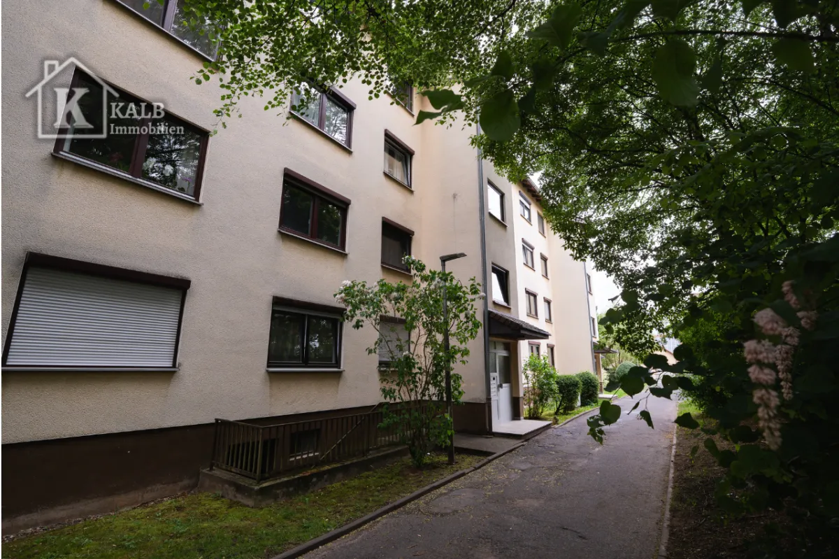 Gepflegte Wohnanlage in Niederwerrn mit begrüntem Außenbereich und Hauseingang