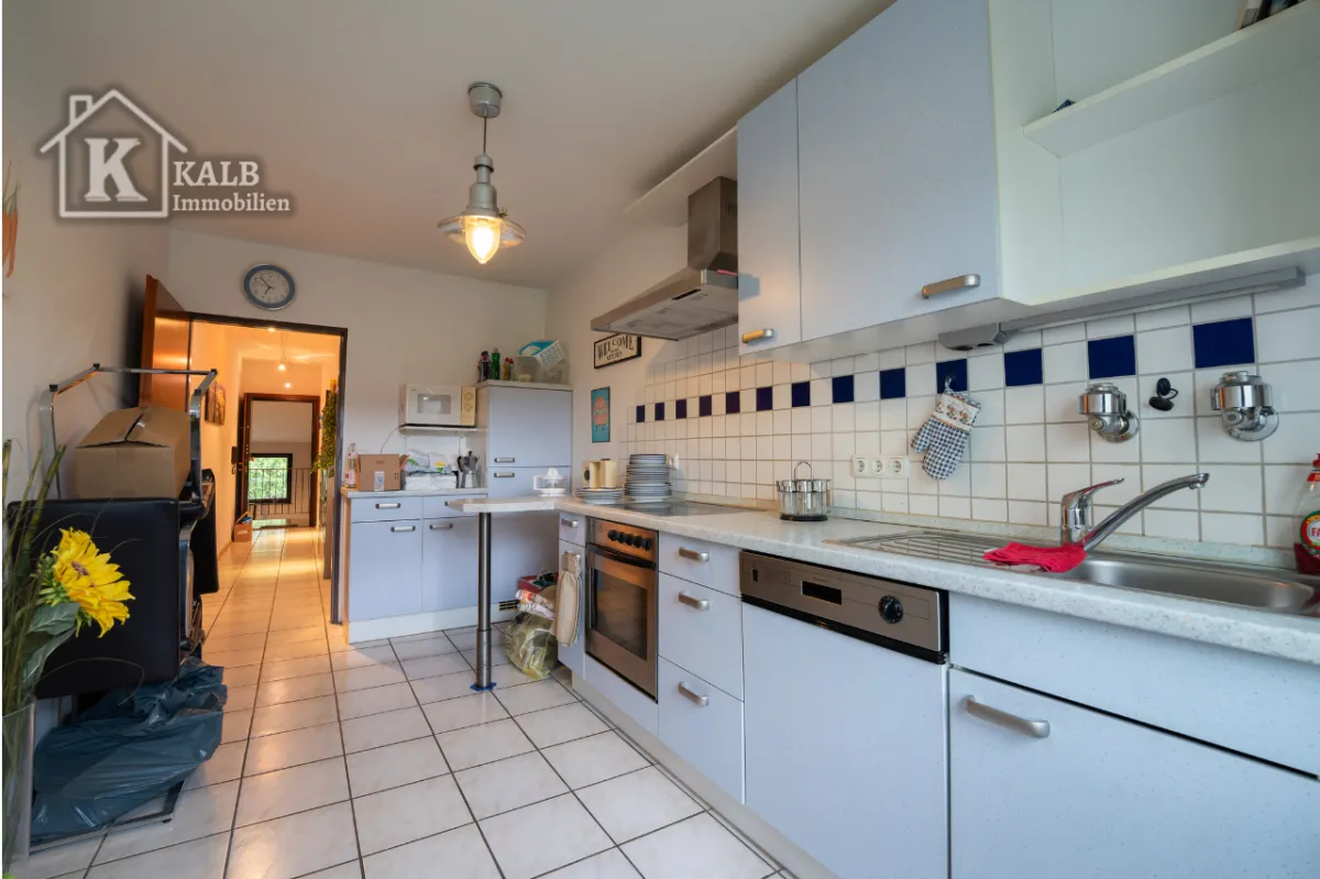 Geräumige Küche mit Einbauküche und Fenster in der Eigentumswohnung in Niederwerrn