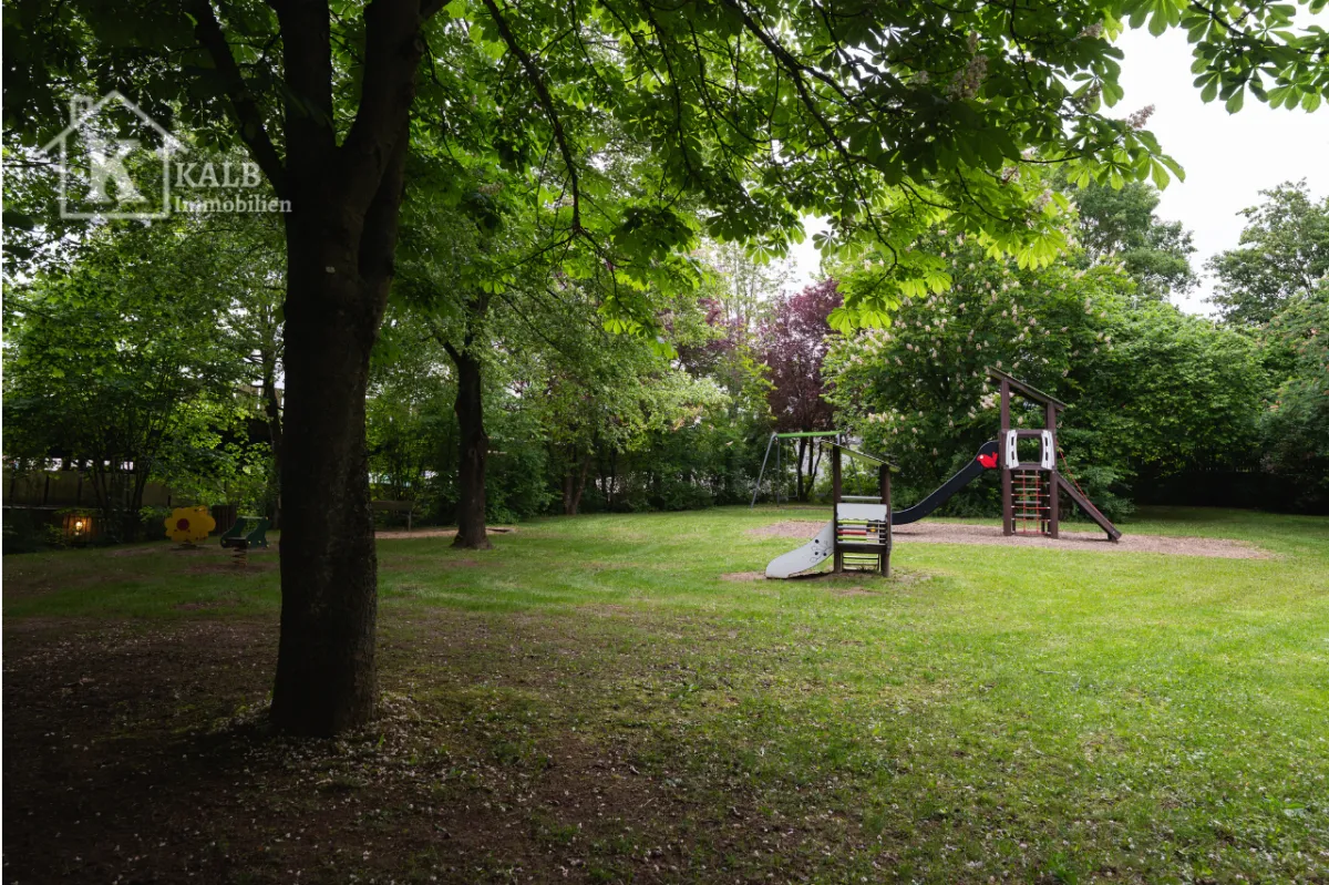 Großzügige Grünanlage mit Spielplatz an der Wohnanlage in Niederwerrn