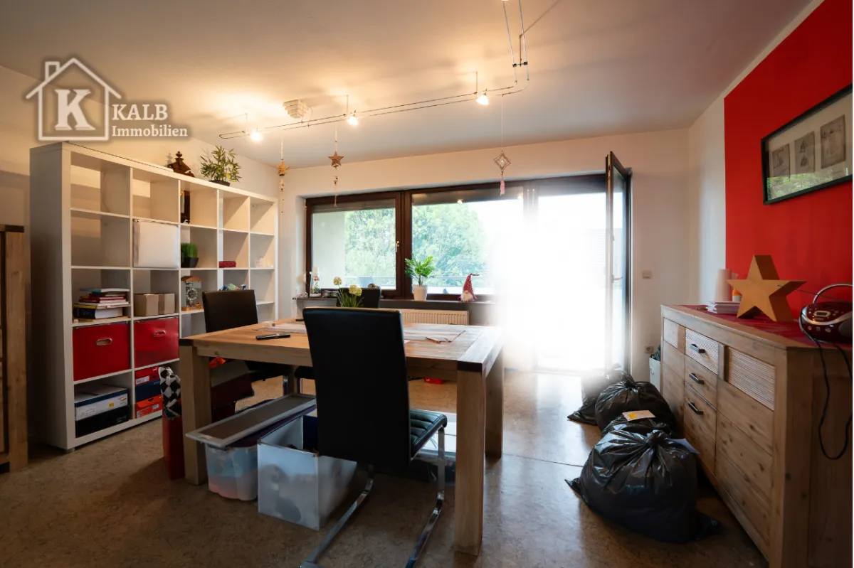 Heller Wohn- und Essbereich der 3-Zimmer-Wohnung in Niederwerrn mit Zugang zum Balkon
