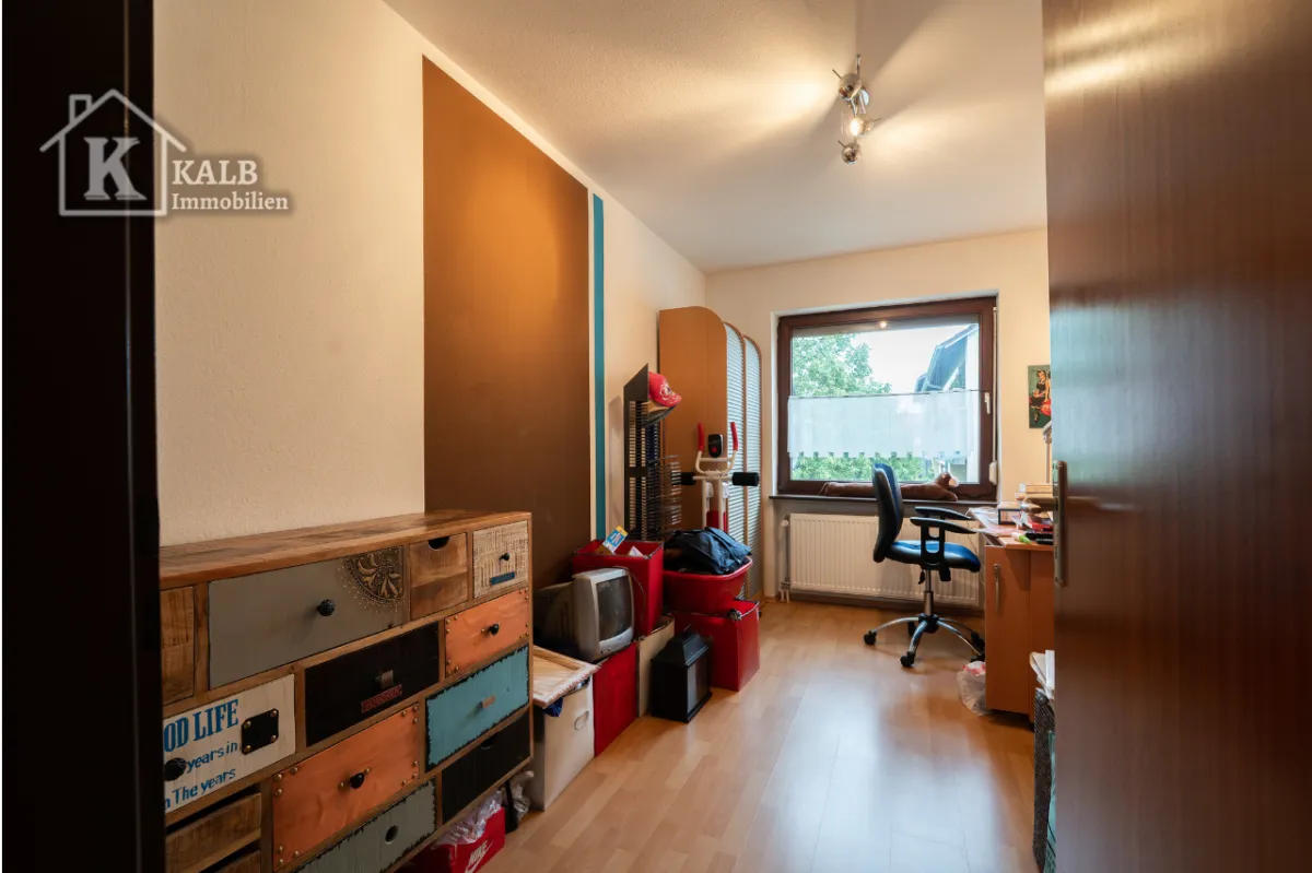 Helles Arbeits- oder Kinderzimmer der Eigentumswohnung in Niederwerrn mit Laminatboden