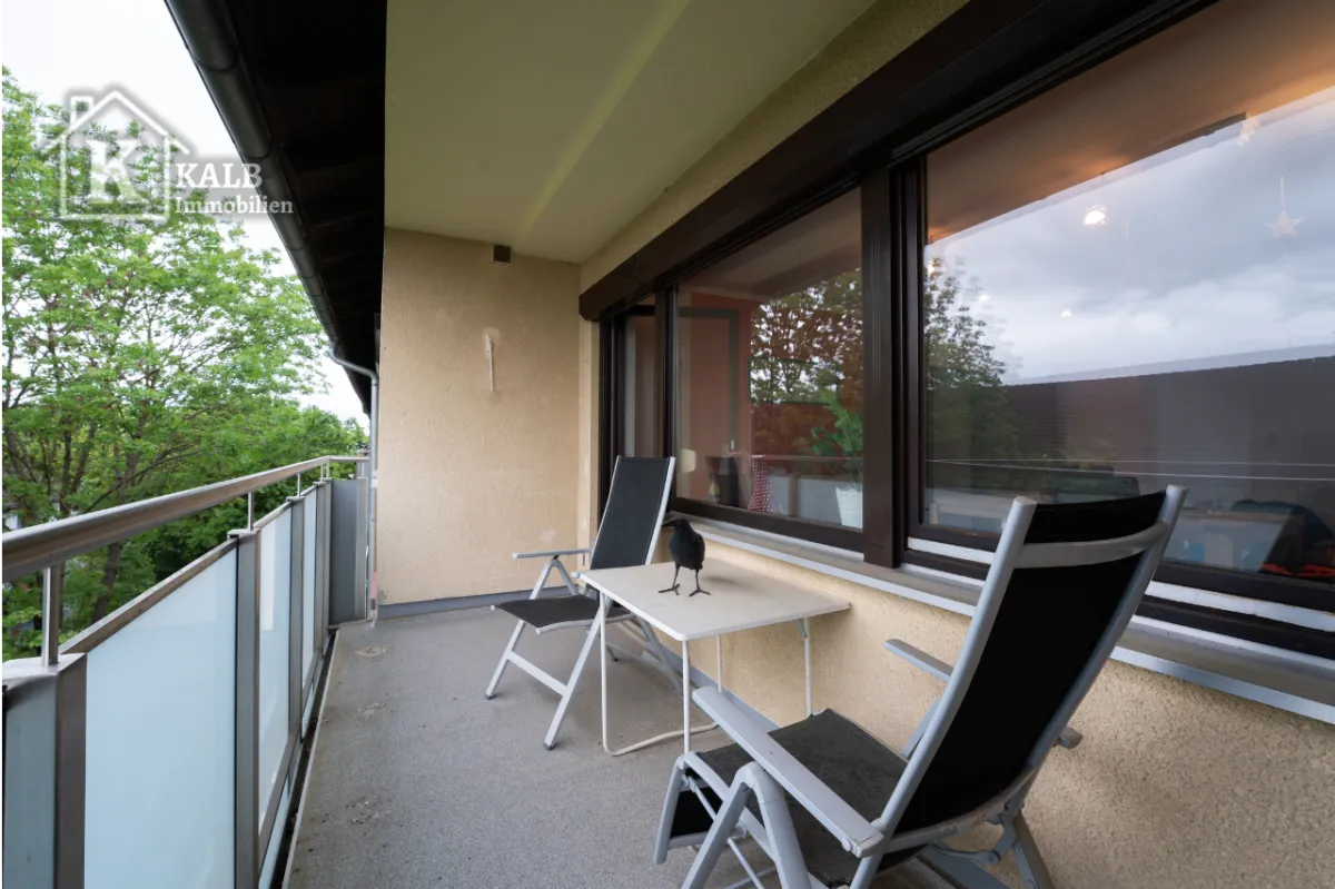 Überdachter Balkon der 3-Zimmer-Wohnung in Niederwerrn mit Blick ins Grüne