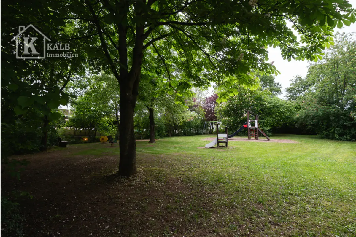 Großzügige Grünanlage mit Spielplatz bei der Eigentumswohnung in Niederwerrn