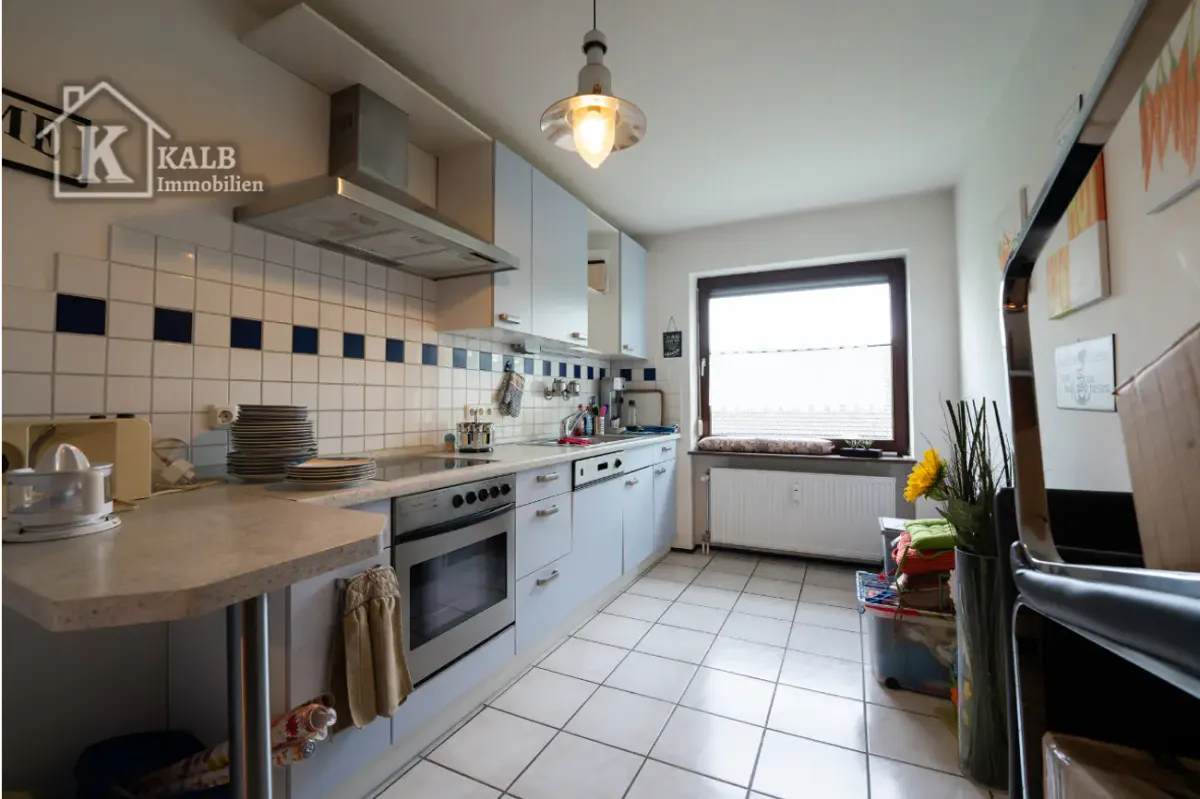 Einbauküche der 3-Zimmer-Wohnung in Niederwerrn mit Backofen und Geschirrspüler