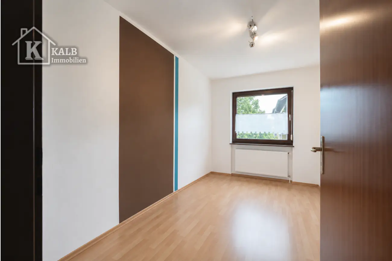 Arbeits- oder Kinderzimmer der 3-Zimmer-Wohnung in Niederwerrn mit Fenster und Laminatboden