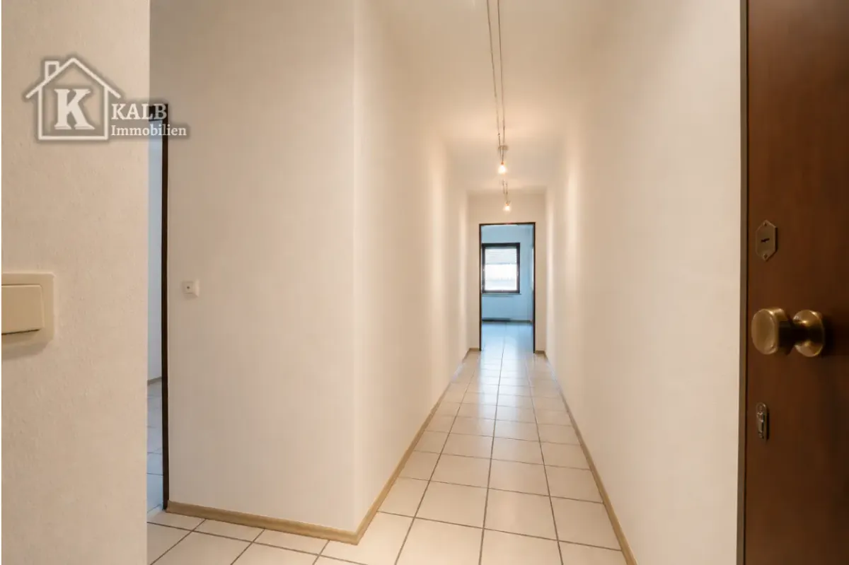 Heller Flur der 3-Zimmer-Eigentumswohnung in Niederwerrn mit Zugang zu den Wohnräumen