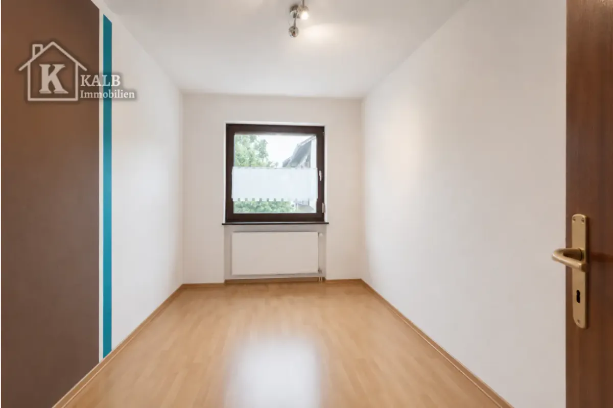 Helles Arbeits- oder Kinderzimmer der Eigentumswohnung in Niederwerrn mit Laminatboden