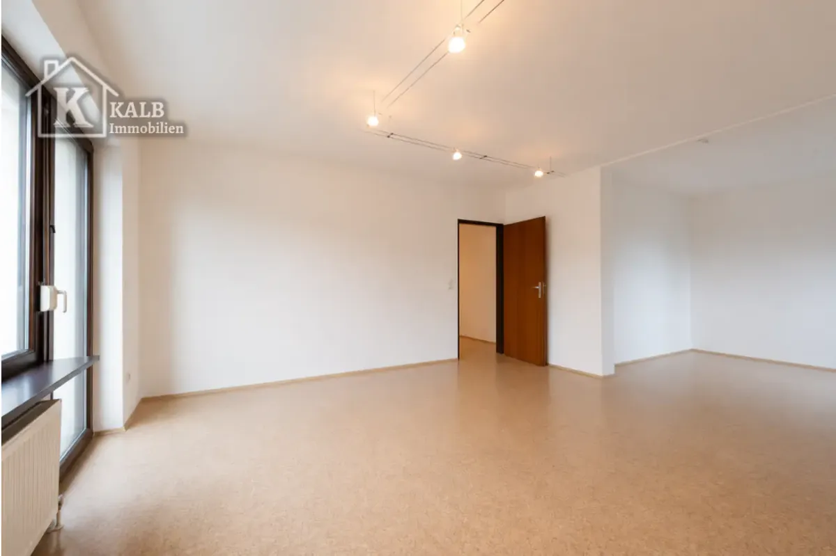 Heller Wohn- und Essbereich der 3-Zimmer-Wohnung in Niederwerrn mit Zugang zum Balkon