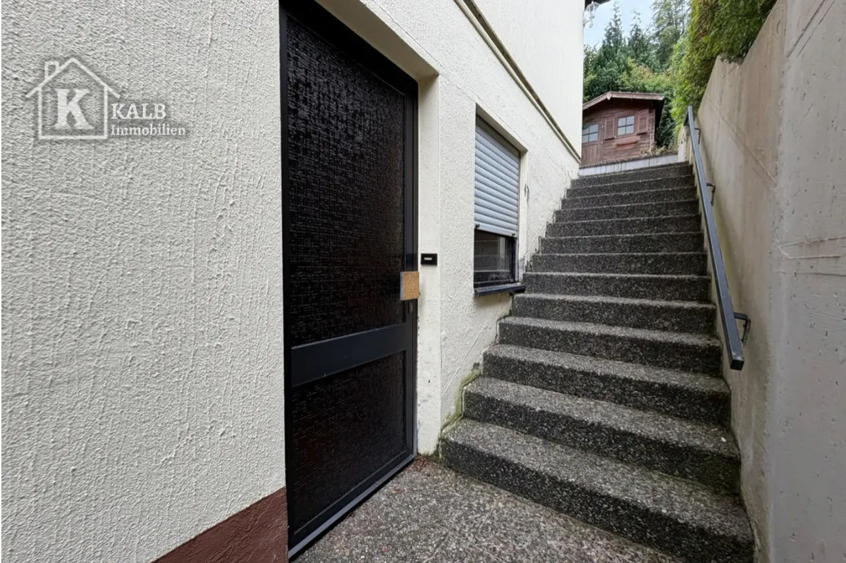 Außentreppe am Zweifamilienhaus in Eltmann mit seitlichem Eingang und Zugang zum Gartenbereich