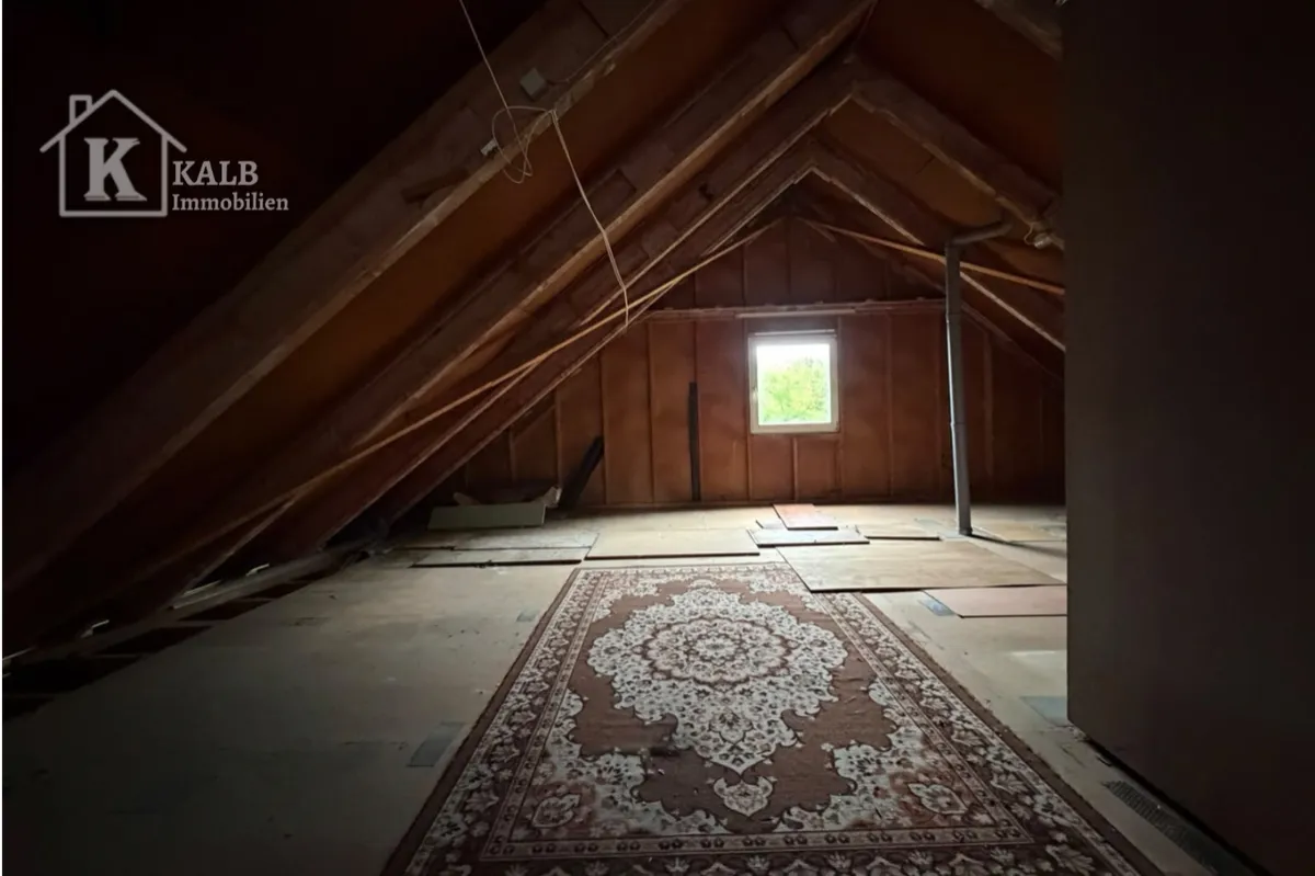 Dachboden des Zweifamilienhauses in Eltmann mit sichtbarer Holzdachkonstruktion