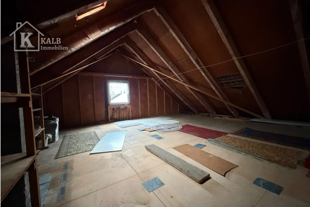 Geräumiger Dachboden im Zweifamilienhaus in Eltmann mit sichtbaren Dachbalken und Giebelfenster