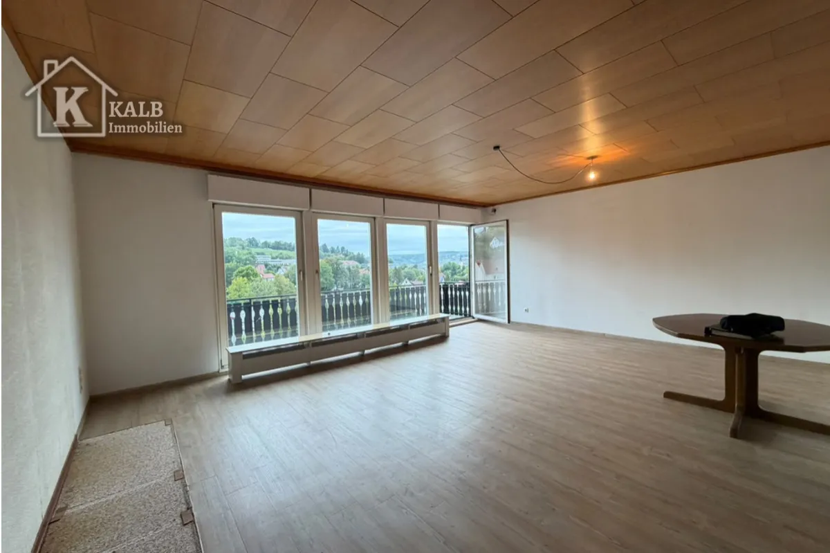 Großzügiger Wohnbereich im Zweifamilienhaus in Eltmann mit Panoramafenstern und Balkonzugang