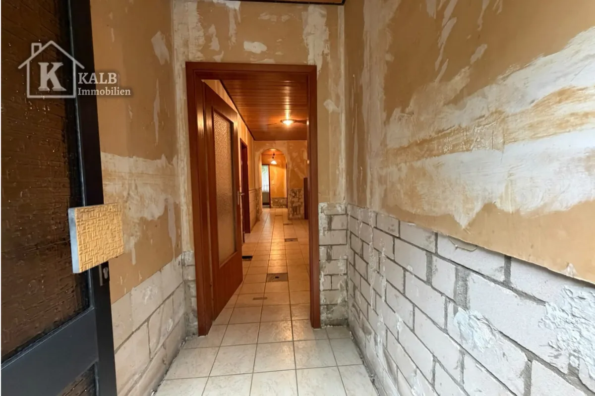 Renovierungsbedürftiger Eingangsbereich im Zweifamilienhaus in Eltmann mit gefliestem Boden