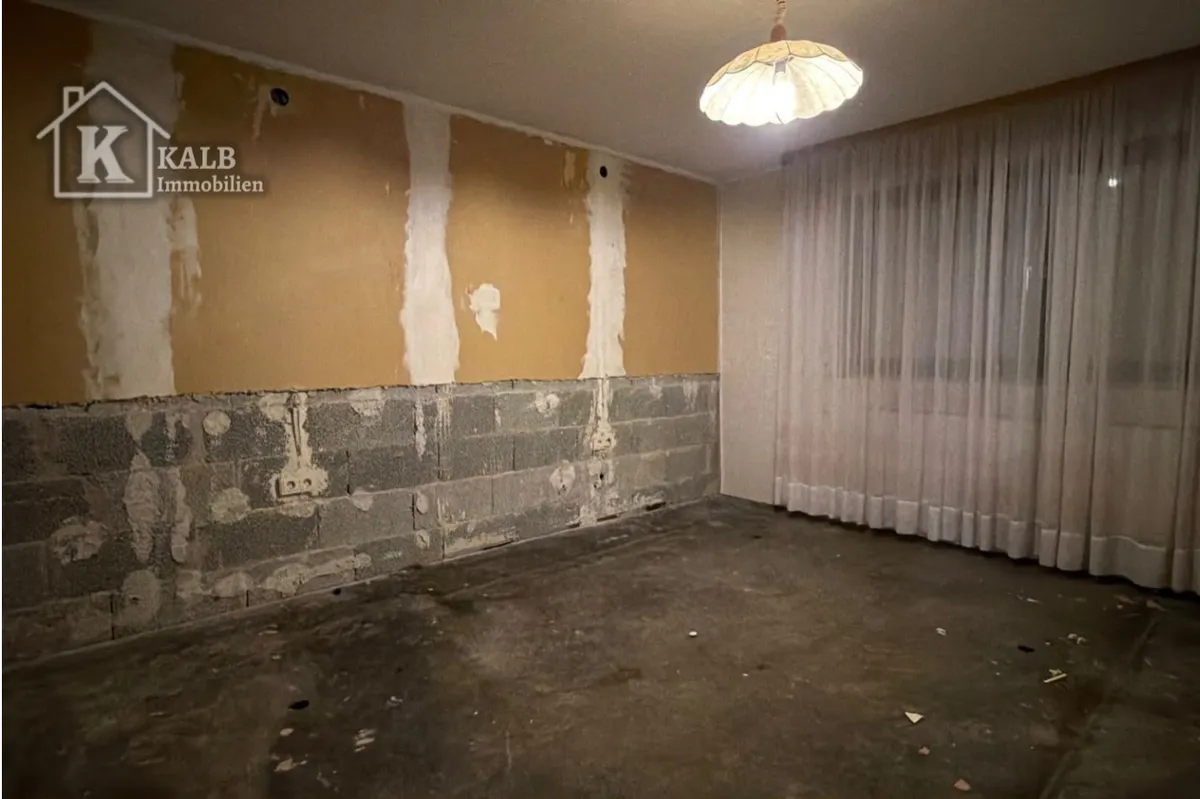 Renovierungsbedürftiger Innenraum im Zweifamilienhaus in Eltmann mit freigelegtem Mauerwerk