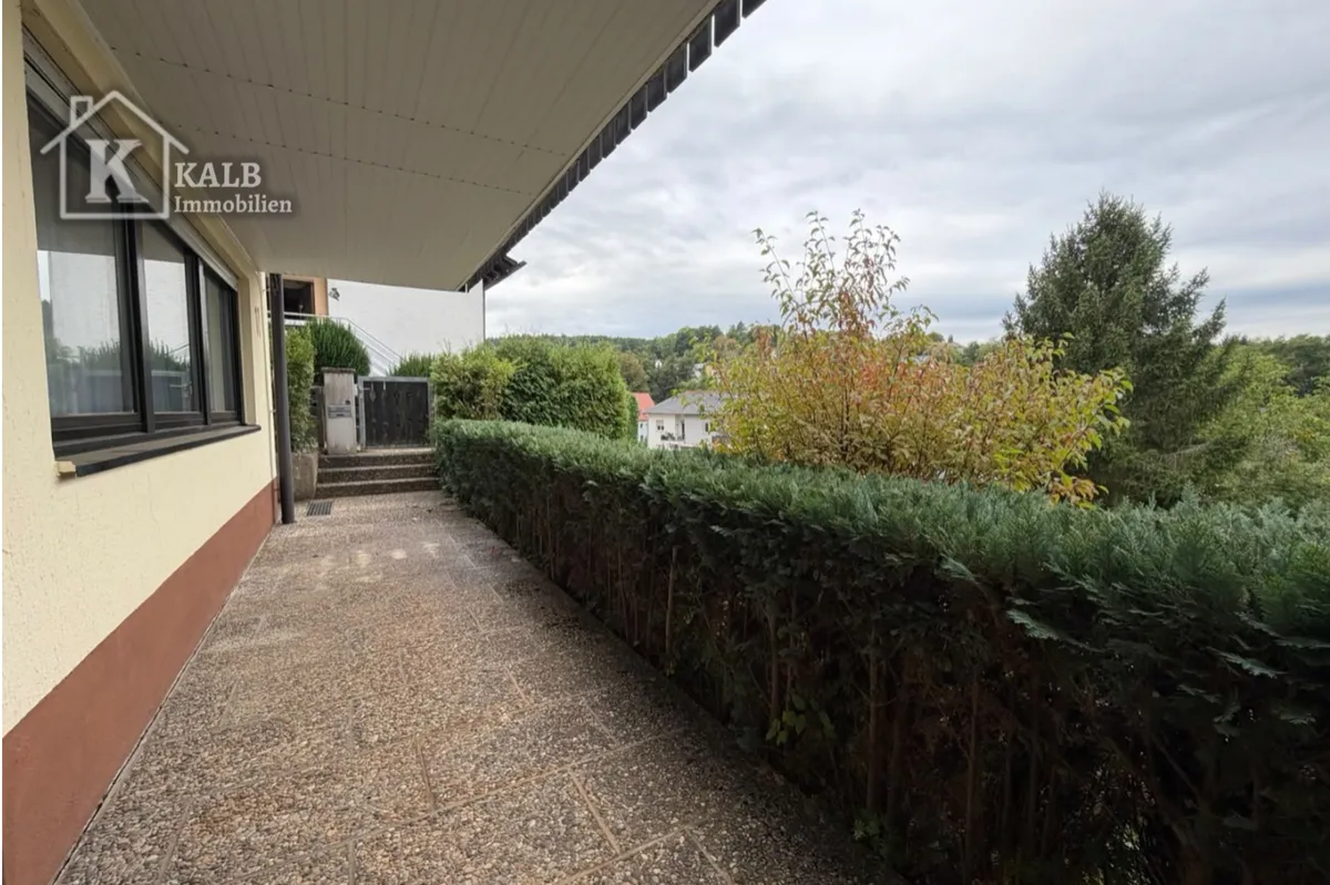 Überdachte Terrasse des Zweifamilienhauses in Eltmann mit Blick auf die begrünte Umgebung