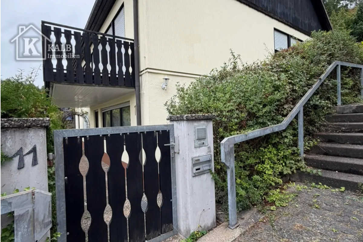 Seitlicher Zugang zum Zweifamilienhaus in Eltmann mit Gartentor und Außentreppe