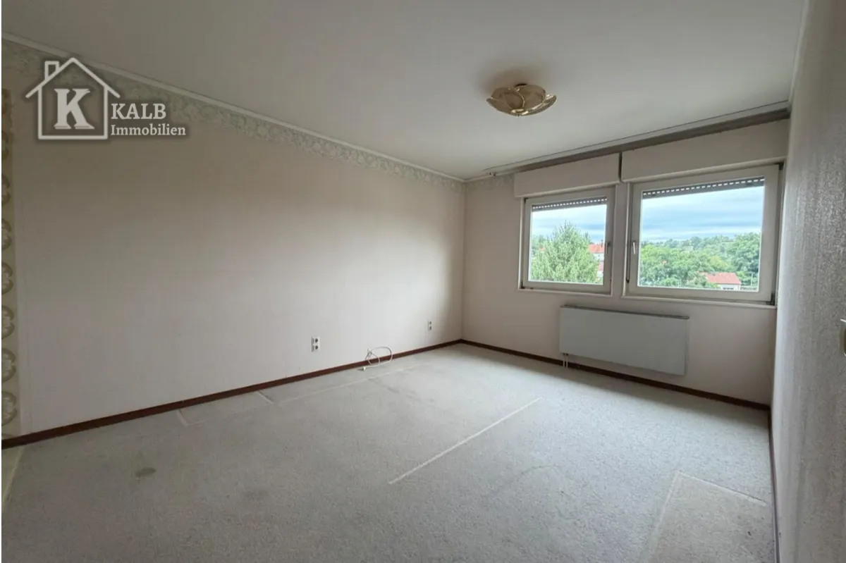 Weiterer Blick auf das helle Zimmer im Zweifamilienhaus in Eltmann mit großem Doppelfenster