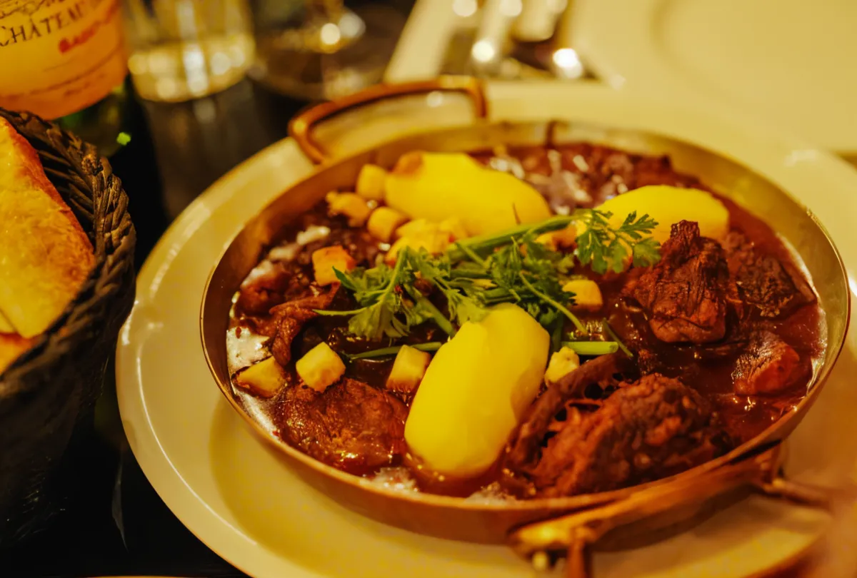 Intimate French restaurant ambiance – Figaro Bistro