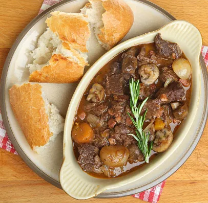 Intimate French restaurant ambiance – Figaro Bistro