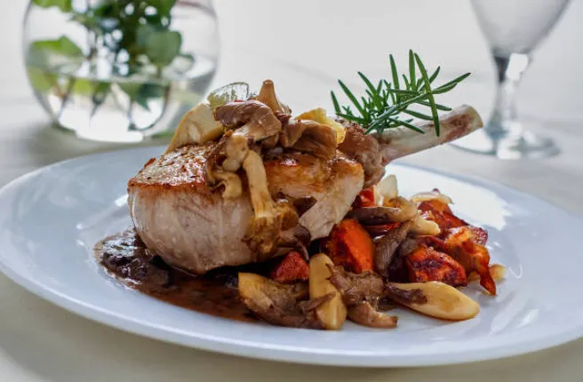 Intimate French restaurant ambiance – Figaro Bistro