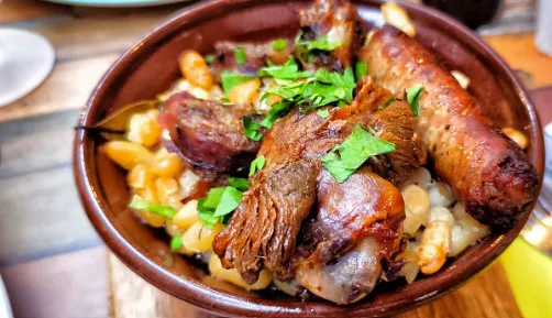 Intimate French restaurant ambiance – Figaro Bistro