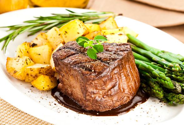 Intimate French restaurant ambiance – Figaro Bistro