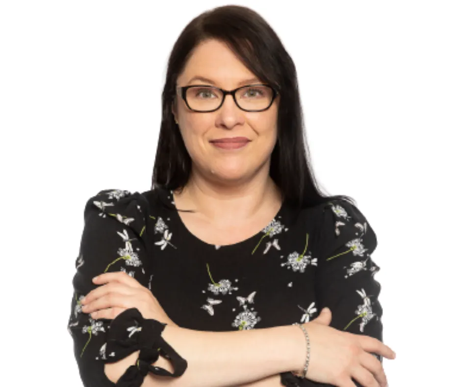A picture of Amanda Hyde-Pierce, smiling and looking straight into the camera