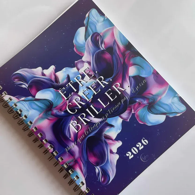 Agenda papier ÉLYA 2026 avec couverture mauve et reliure dorée