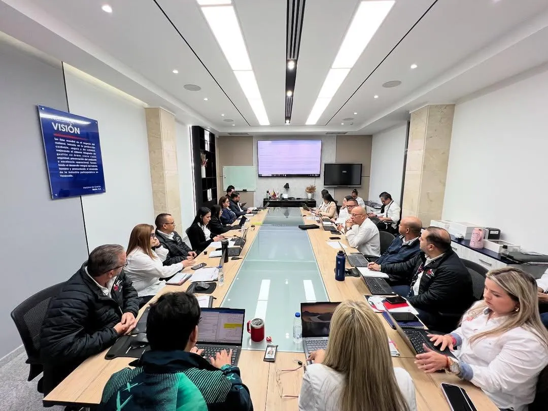 Danger electrocution risk sign with lightning bolt