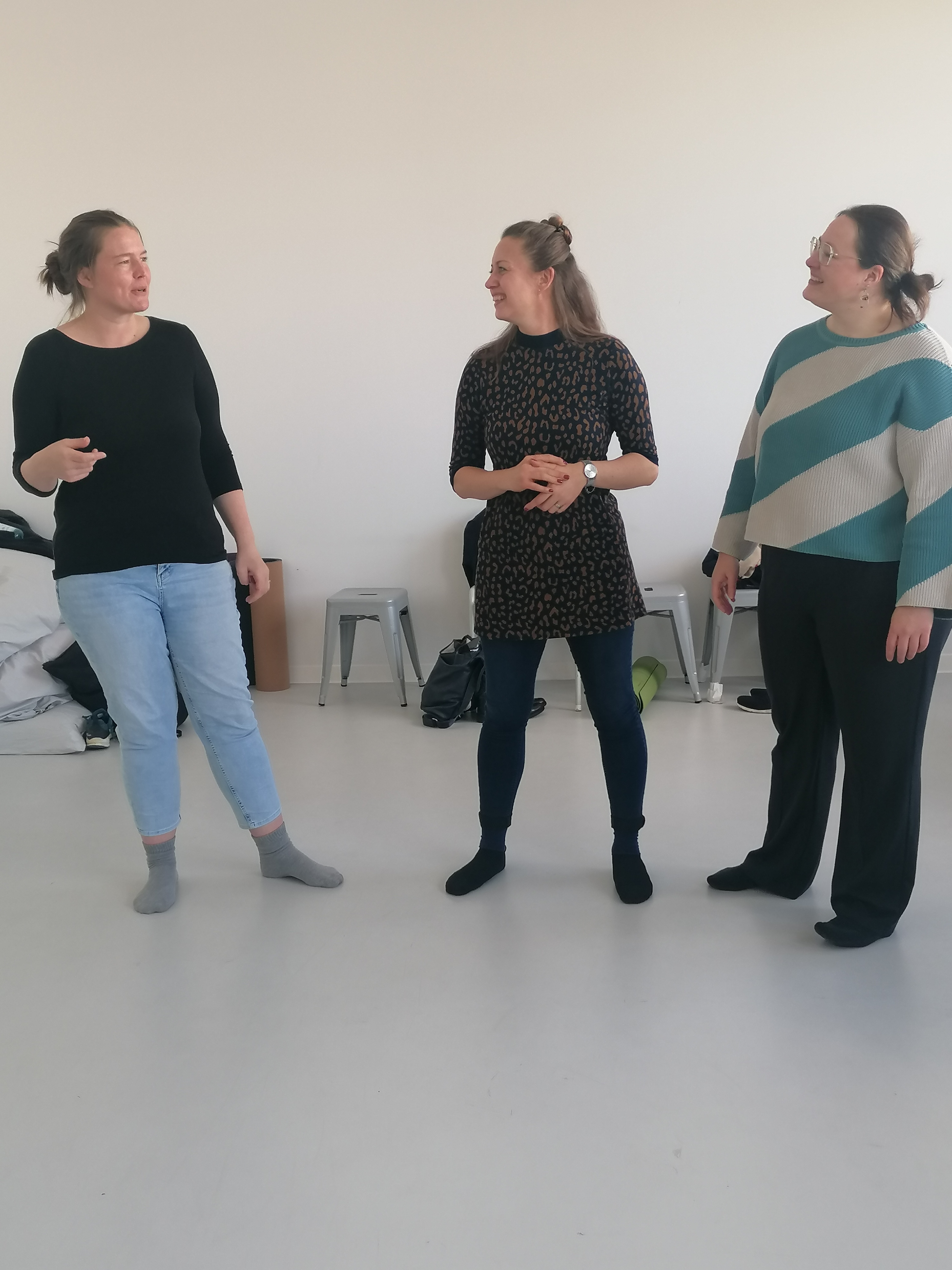 Präsenzübung bei Workshop von Dürten Thielk, Teilnehmerinnen machen körperliche Übung im Austausch