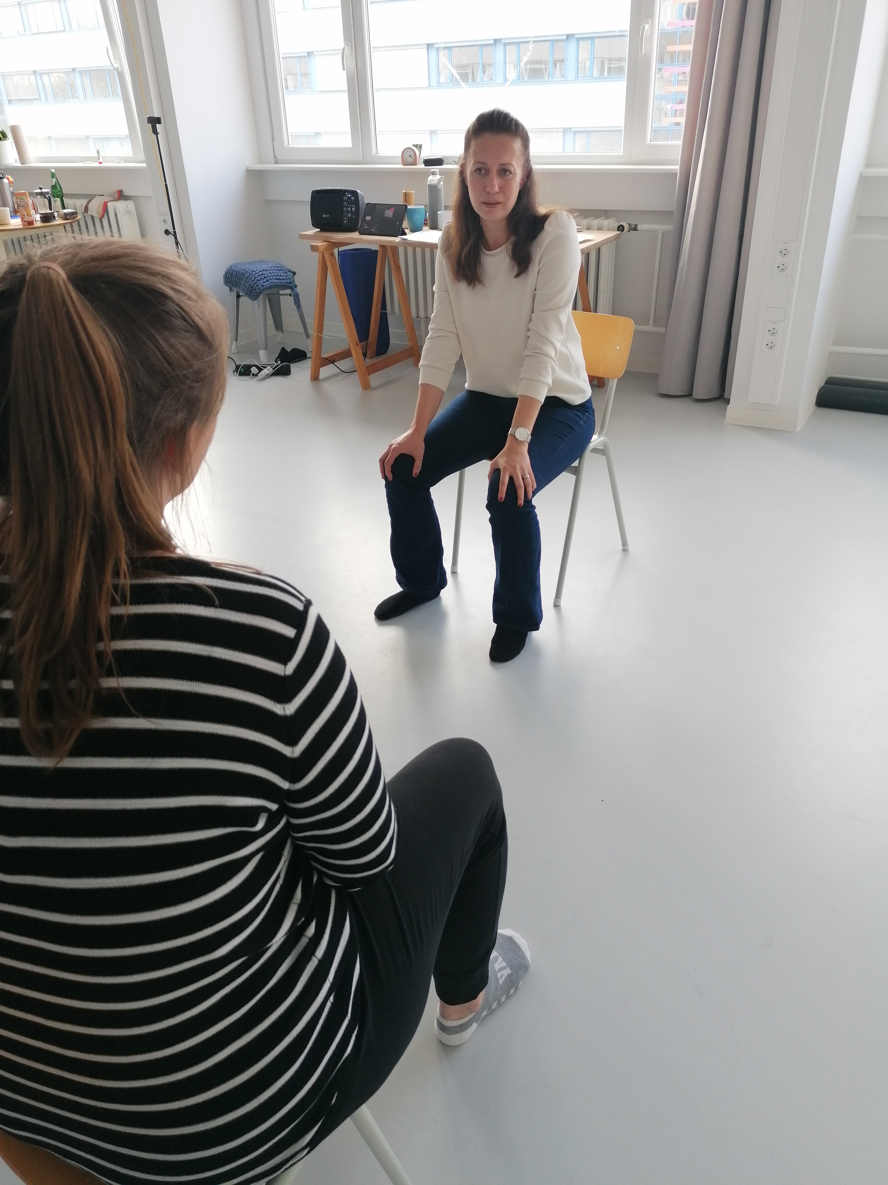 Teilnehmerin macht eine Übung in dem Workshop bei Dürten Thielk zum Thema Präsenz