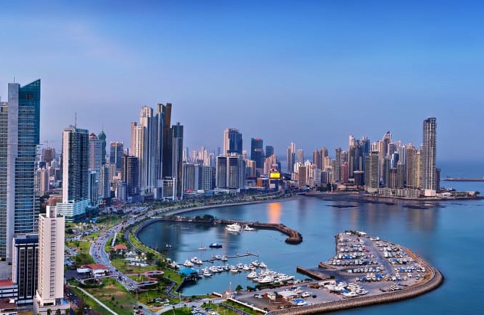 Skyline financiero de Panamá mostrando el hub corporativo internacional