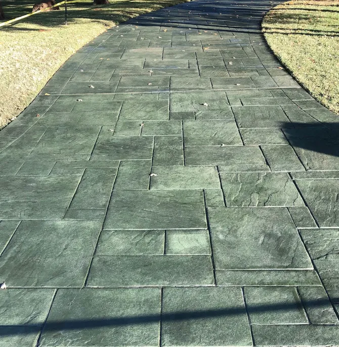 Cinder block retaining wall with textured finish built by Mundo Landscaping in Tucson, AZ — durable and modern masonry design.