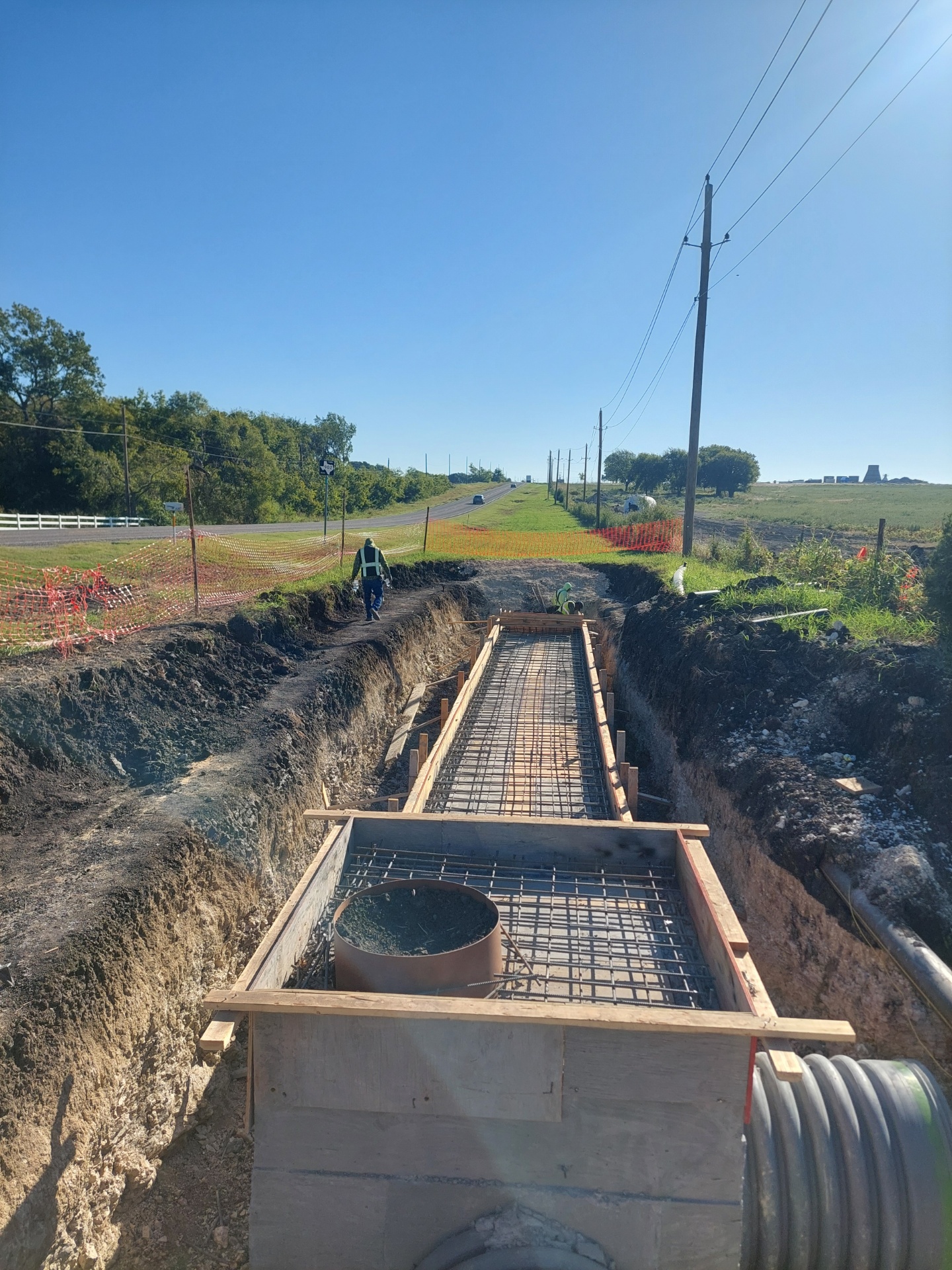 Before and after tree stump removal showing clean, leveled yard by Mundo Landscaping in Tucson, AZ.