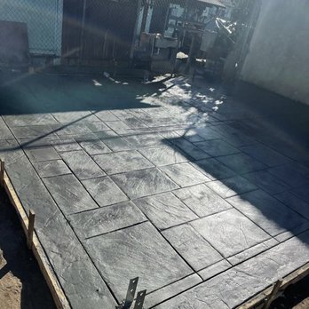 Backyard with circular paver patio, seating wall, and fire pit designed by Mundo Landscaping in Tucson, AZ — example of expert hardscape craftsmanship.