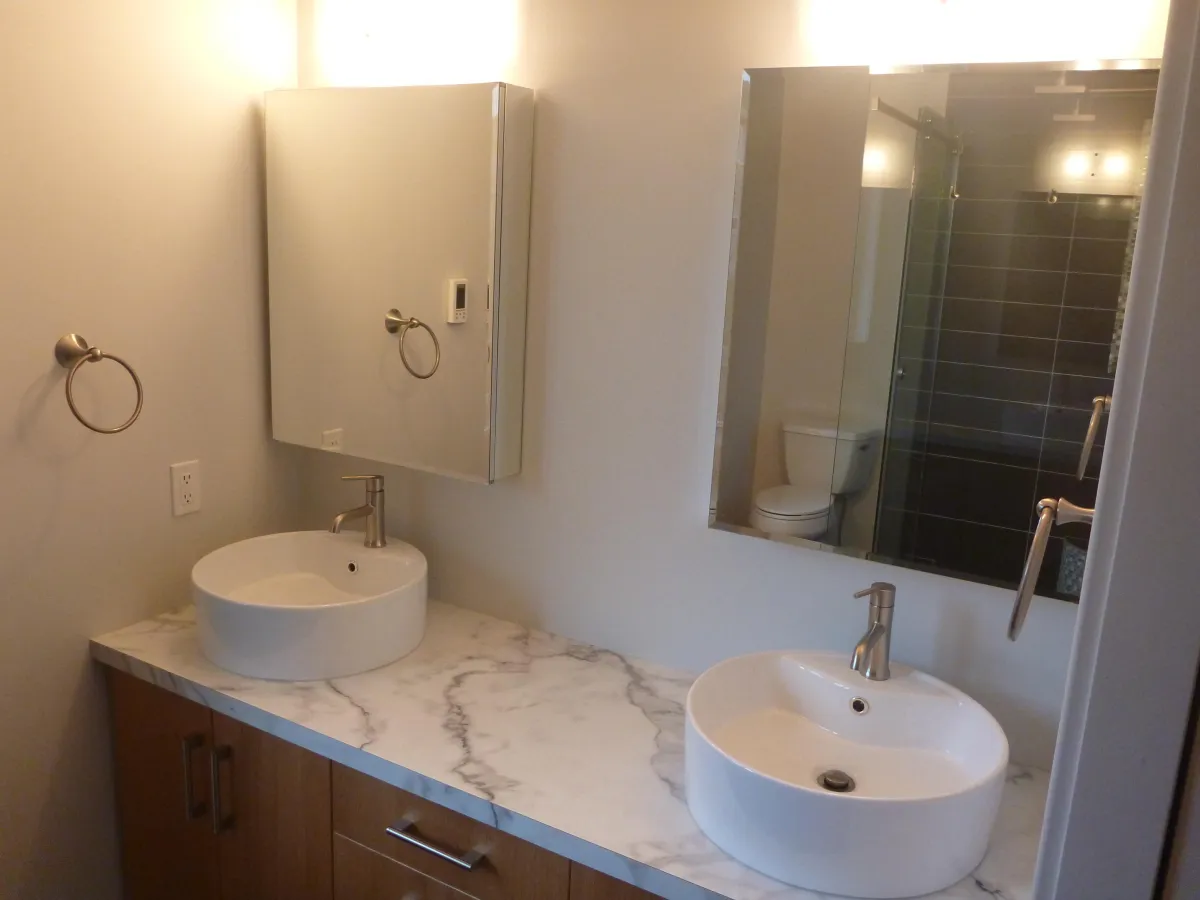 white ceramic sink